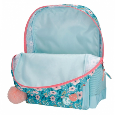Mochila floral azul e rosa aberta com pompom cor-de-rosa e bolso lateral de tela