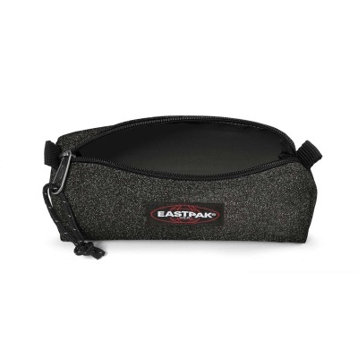 Estojo preto EASTPAK com zíper aberto e etiqueta visível