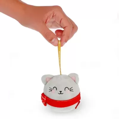 Pendente de peluche em forma de cabeça de gato cinzento com faixa vermelha e fita amarela com texto