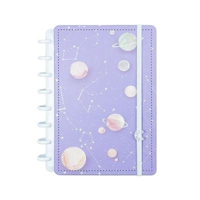Caderno roxo com capa de planetas e constelações e elástico branco