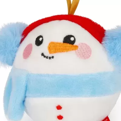 Boneco de neve de pelúcia com gorro vermelho e acessórios azuis