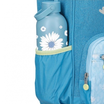 Mala azul com garrafa decorada com flores no bolso lateral