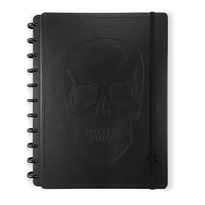 Caderno preto com relevo de caveira na capa e fecho elástico