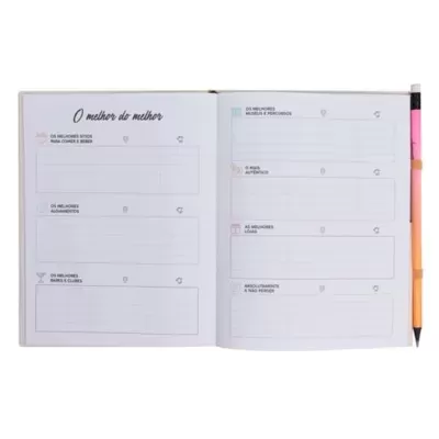 Caderno aberto com títulos em português e caneta laranja ao lado