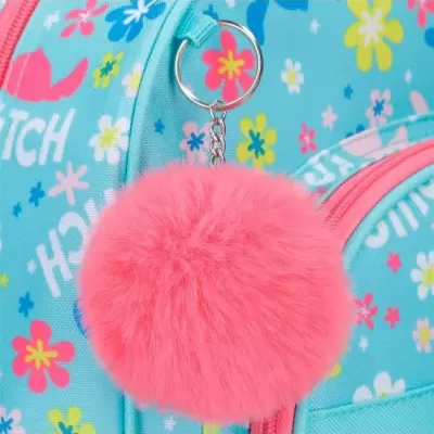 Chaveiro pompom rosa numa mochila azul clara com padrão de flores coloridas