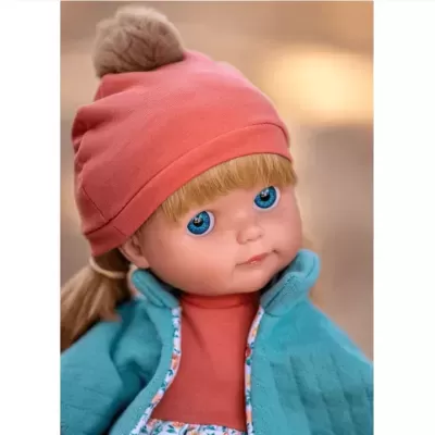 Boneca com gorro cor de rosa e casaco azul turquesa