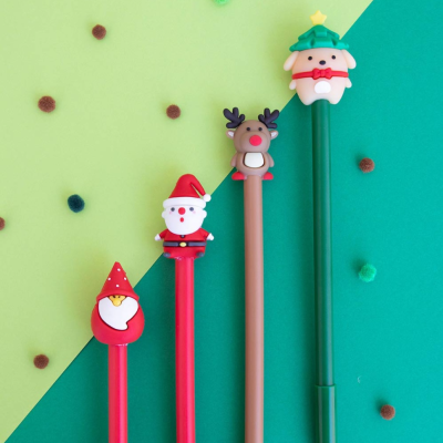 Canetas decorativas de Natal com personagens natalícios em topo de borracha e fundo verde claro e escuro com bolas coloridas