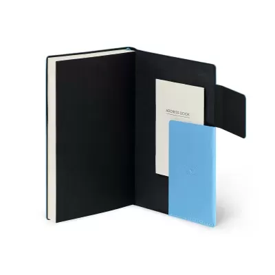 Capa preta para caderno com fecho e bolso que contém um livro azul claro e uma folha branca