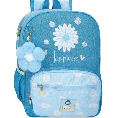 Mochila azul claro com flores brancas e chaveiro de pelúcia em forma de flor