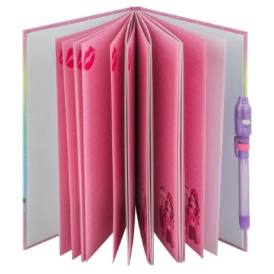 Caderno rosa aberto com caneta roxa ao lado