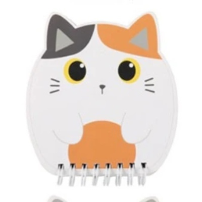 Bloco de notas em forma de gato branco com manchas cinza e castanho e olhos amarelos
