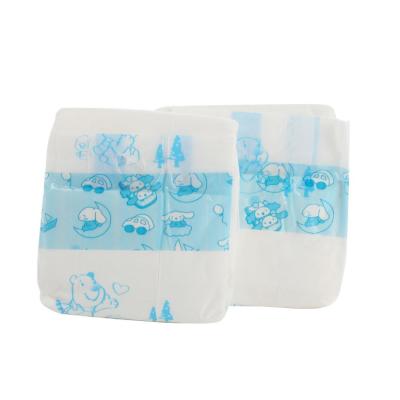 Fraldas descartáveis brancas com faixa azul decorativa e desenhos em azul