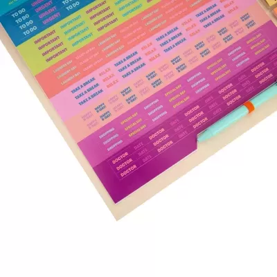 Folha colorida de autocolantes com diferentes textos organizados por linhas e uma caneta azul clara