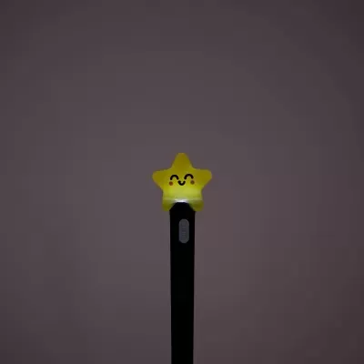 Luz LED amarela em forma de estrela sorridente no topo de objeto preto