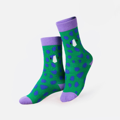 Par de meias verdes com manchas azul-escuro e detalhes em lilás