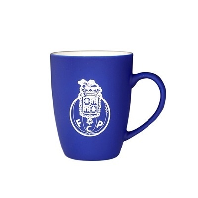 Caneca azul escura com emblema branco e alça azul