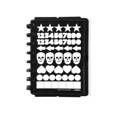 Caderno preto com estampas brancas de estrelas, números, setas, caveiras, corações, círculos e quadrados