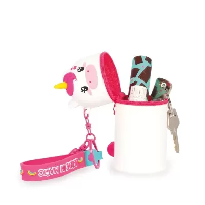 Estojo redondo branco com fecho rosa e chaveiro de unicórnio colorido