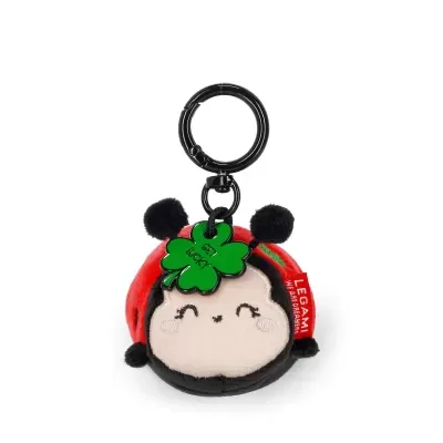 Porta-chaves de peluche joaninha vermelha e preta com fecho preto e pendente verde em forma de trevo