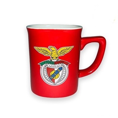 Caneca vermelha com brasão e cabo largo