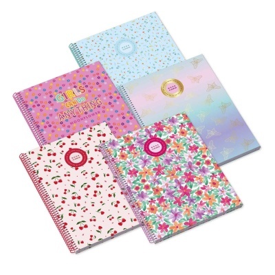 Cinco cadernos espiralados coloridos com padrões florais, cerejas, estrelas e texto em fundo branco