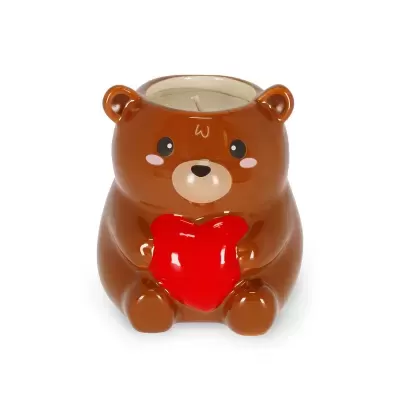 Castiçal em cerâmica na forma de urso castanho com coração vermelho.