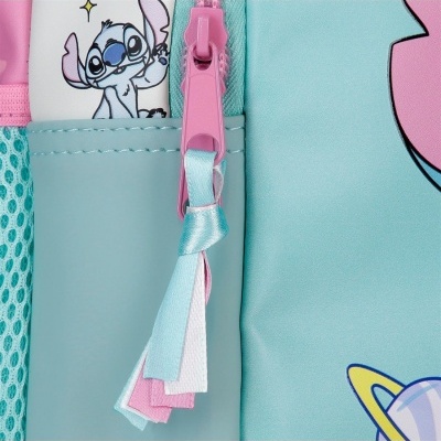 Fecho de mochila com puxador em fitas azul claro, branco e rosa, bolso com ilustração do Stitch e tecido azul turquesa e rosa.