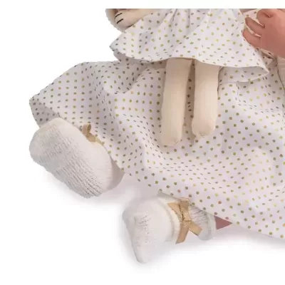Boneca de tecido com vestido branco com pontos dourados e meias brancas com laços