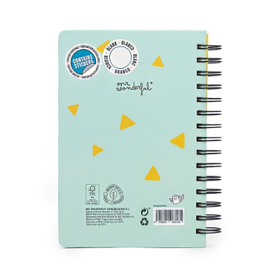 Caderno espiral azul claro com triângulos amarelos e etiquetas informativas