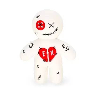 Boneco branco com botão vermelho no olho e coração partido com letras EX no peito