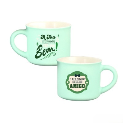 Conjunto de duas canecas verdes com mensagens de amizade em português.