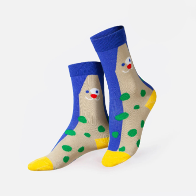 Meias coloridas com padrões e rosto sorridente