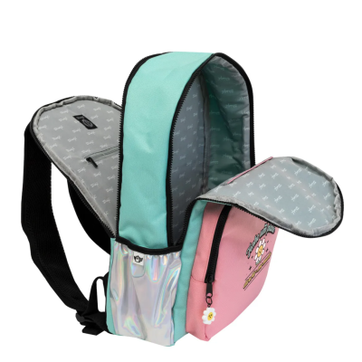 Mochila colorida com compartimentos azul turquesa, rosa e detalhe holográfico cinza prateado.