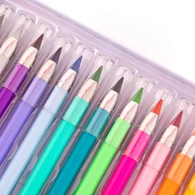 Lápis de cor coloridos em embalagem plástica