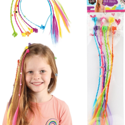 Tranças artificiais coloridas para cabelo em embalagem com texto HAIR BRAIDS e criança a usá-las.