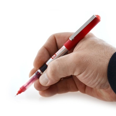 Mão segurando caneta vermelha com texto tk Roller