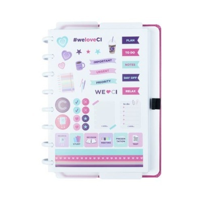 Caderno rosa com autocolantes coloridos e textos em inglês