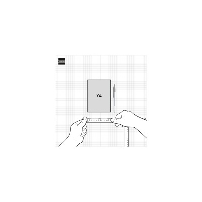 Mãos a medir cartão Y4 com régua sobre fundo quadriculado