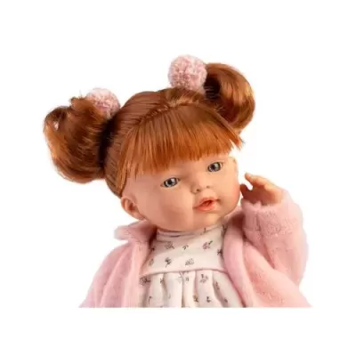 Boneca com cabelo vermelho apanhado em caracóis, com vestido branco e casaco rosa