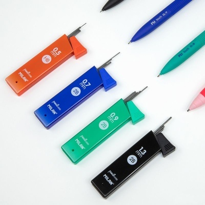 Quatro apontadores de lapiseira coloridos com etiquetas de modelo e diâmetro do grafite