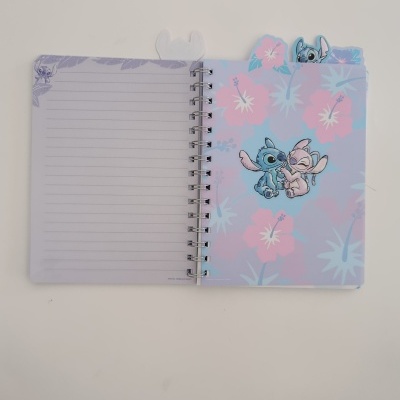 Caderno espiral azul e rosa com personagens Stitch e folhas pautadas