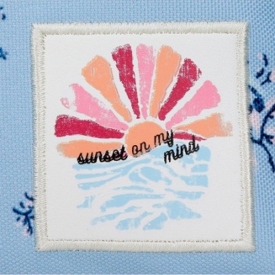 Etiqueta de tecido com desenho de pôr do sol colorido e texto sunset on my mind