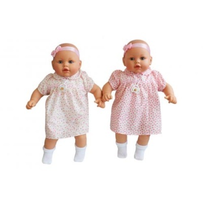 Dois bonecos bebés com vestidos e faixas de cabelo cor de rosa