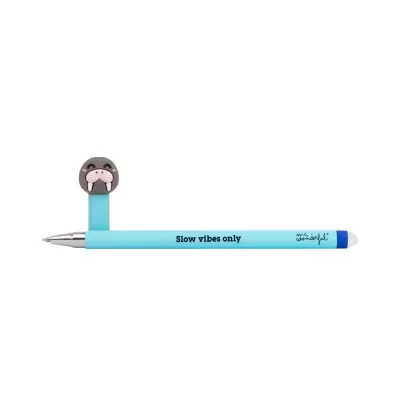 Caneta azul com personagem de morsa na tampa e texto Slow vibes only