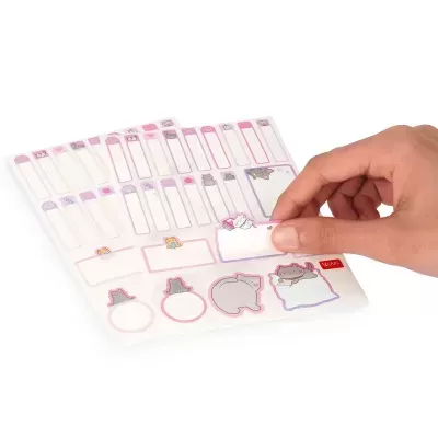 Autocolantes decorativos de gatos em papel com fundo branco.