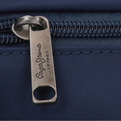 Fecho de correr metálico prateado em bolsa azul escura