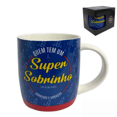 Caneca azul com texto amarelo e branco 'Super Sobninho' e padrão de foguetes, com embalagem preta correspondente.