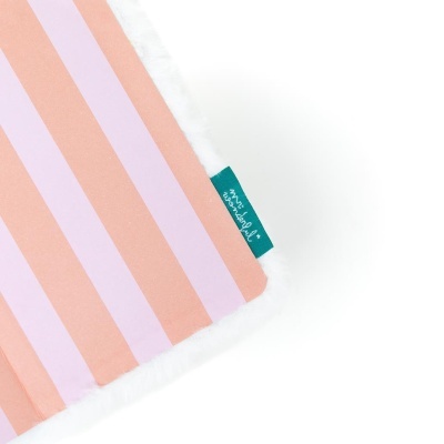 tecido às riscas cor-de-rosa e branco com etiqueta verde e textura peluda branca