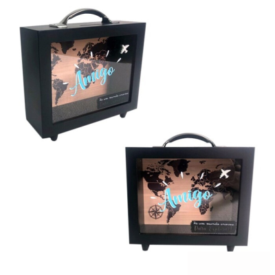 Caixa decorativa preta com mapa-múndi e texto Amigo em azul