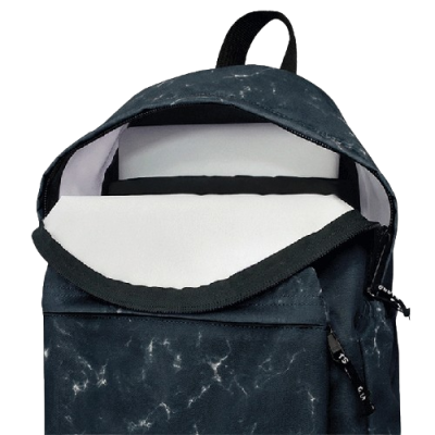 Mochila azul escura com padrão marmoreado e interior branco